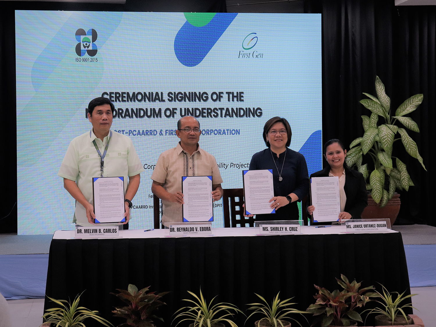 (Left to Right) DOST-PCAARRD Deputy Executive Director for ARMSS Dr. Melvin B. Carlos, DOST-PCAARRD Executive Director Dr. Reynaldo V. Ebora, First Gen Vice President Shirley H. Cruz, and First Gen Corporate Social Responsibility Senior Manager Janice Ortanez-Dugan sign the Memorandum of Understanding (Image Credit: Technology Transfer and Promotion Division)