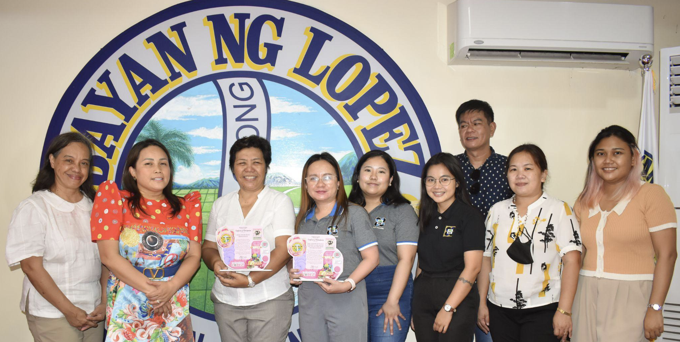 Hon. Rachel Ubana (second from the left) and the Municipal Agriculturist Ms. Rebecca P. Tiama (left-most) present plaques of appreciation to PCAARRD through Ms. Annette M. Tobias (fourth from the left), Unit Head of PCAARRD’s Gender and Development and Specials Projects Unit (GADSPU) and to GAD-PMCA project team led by its Project Leader, Dr. Lorna E. Sister (third from the left). Image Credit: SERD, DOST-PCAARRD