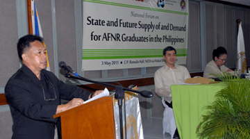 PCARRD Executive Director Patricio S. Faylon acknowledges the accomplishments of the project of the program on Enhancing the Demand for AFNR Graduates through S&T. PIDS President Josef T. Yap (center) and CHED Secretary Patricia B. Licuanan (right) join Faylon in leading the forum.