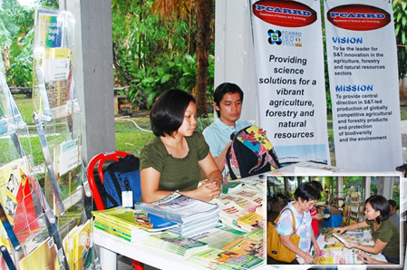 PCARRD displayed various IEC materials during the garden show; A staff delightfully handing brochures to guests (Insert right).