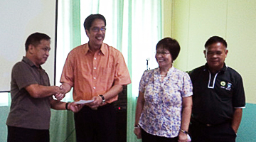 From left to right: Dr. Danilo C. Cardenas, PCARRD deputy executive director for R&D hands the cheque to CLSU Pres. Ruben C. Sevilleja during the inception meeting  of the Integrated R&D Program on Biodiversity Assessment and Conservation of Selected Forest Ecosystems in Central Luzon. Looking on are CLSU’s Dr. Annie Melinda Paz-Alberto and Dr. Teotimo M. Aganon.