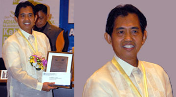 Dr. Roberto Guarte of VSU proudly shows his PCARRD 2010 Pantas Most outstanding researcher/scientist award.