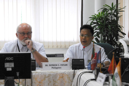 PCAARRD Executive Director Patricio Faylon (right) chairs the 15th CORRA meeting with IRRI Director General Robert Ziegler (left).