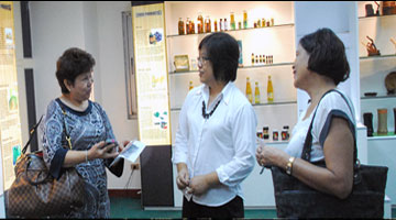 Melody Calisay (left), Head of East West Marketing and member of FCCH and Olivia Emata (right) discuss TechnoMart products which can be exported to Hawaii with Lily Ann D. Lando (middle), Director of Applied Communication Division, PCAARRD.