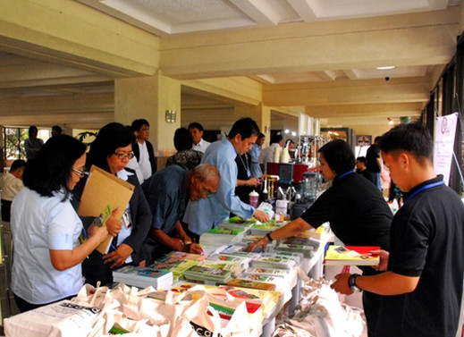 Free publications and information materials were also given to visitors.