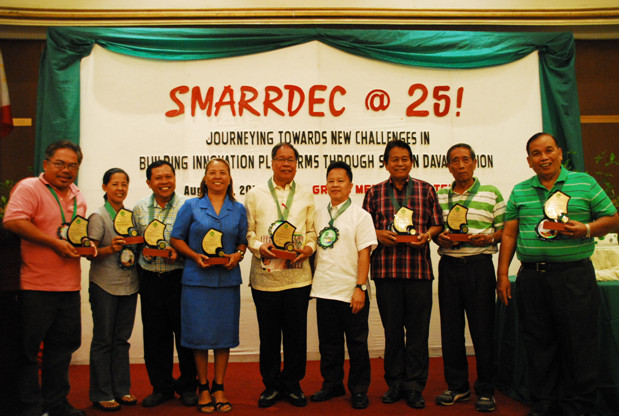 PCAARRD Executive Director Patricio S. Faylon  (6th from left) with SMARRDEC’s Magsasaka Siyentistas. (Photo and text by April Rose A. Itchon, S&T Media Service)