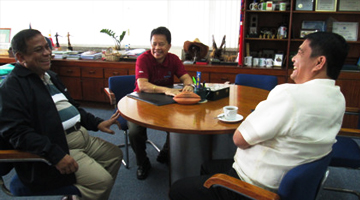 PCAARRD Executive Director Patricio S. Faylon (center) and LRD Director Edwin C. Villar (left) welcome AGAP Representative Rico B. Geron to the Council. (Photo by Katrina Kae S. Principe, S&T Media Service)