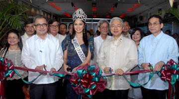 The ribbon cutting ceremony and opening of exhibit was led by DOST Secretary Mario G. Montejo (second from left), UP President Alfredo E. Pascual (second from right), and UPLB Chancellor Rex Victor O. Cruz (extreme right). Joining them was UPLB alumna and 2013 Miss Universe 2013 third runner-up Ariella Arida, (Photo by Victor V. Oro, S&T Media Service)