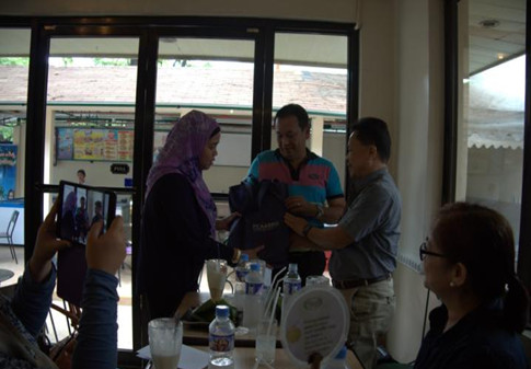 At the end of the gathering, Secretary Alih offers Dr. Faylon a kris, a symbolic gift showing how the Region unshackles itself from a violent past towards a brighter future.  Dr. Faylon returns the favor with a package of IEC materials symbolizing the Council’s earnest desire to share in attaining a true Land of Promise for Muslim Mindanao.