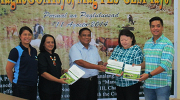 PCAARRD hands over the FLS-GEM to Marisa Abad Santos of GASPAT and Councilor Dr. Noel L. Soliman III, President of FGASPAPI.