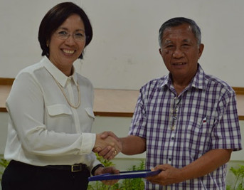 The AIM VP receives a plaque of appreciation from LBSCFI President Cecilio R. Arboleda (right). (Photo by Apple A. Itchon, S&T Media Service).