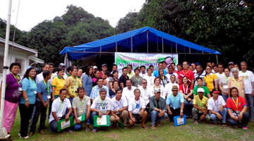 Mango farmers from Pulilan and nearby towns in Bulacan posed with (center from left) Bulacan Agricultural State College (BASC) president, Dr. Gerardo Mendoza; Pulilan mayor, Vicente Esguerra; DOST secretary, Mario G. Montejo; Pulilan councilor, Ma. Rosario Montejo; DOST 3 regional director, Dr. Victor Mariano; Bulacan provincial agricultural officer, Ma. Gloria Carillo; and PCAARRD executive director, Dr. Patricio S. Faylon.