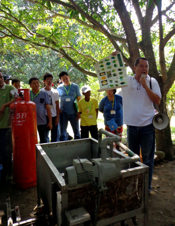 Engr. Emmanuel Amatorio demonstrated the use of hot water treatment to control mango diseases, reduce decay, remove fresh latex, and to enhance uniform ripening.