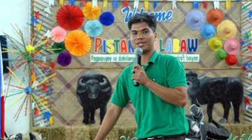 Isagani Cajucom, entrepreneur and farmer leader for the Silage Production project of PCC and DOST-PCAARRD shares his experience on corn silage production to attendees of the Pistang Kalabaw in PCC, Nueva Ecija.